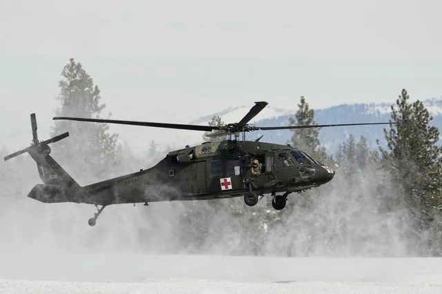 Ελικόπτερο διάσωσης στην οροσειρα Σιέρα Νεβάδα, όπου εντοπίστηκε νεκρός ο σκιέρ