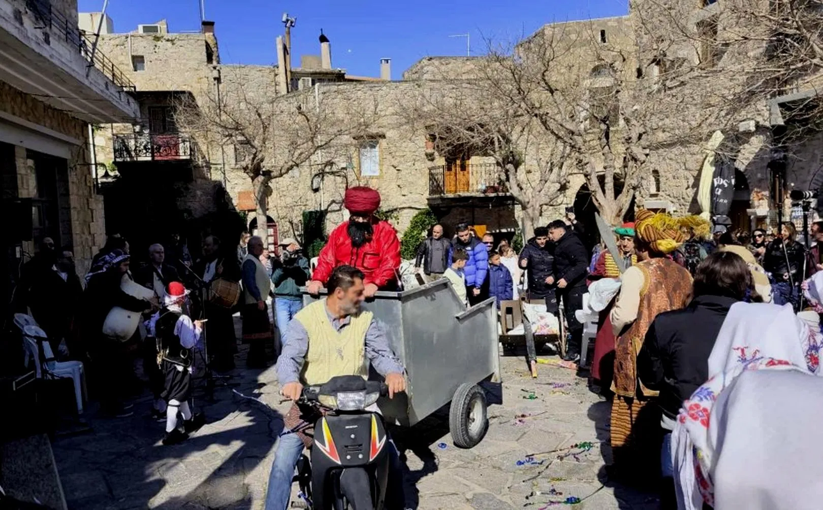 Αποκριάτικος “χαβαλές” με τους νεκρούς μετανάστες στη Χίο