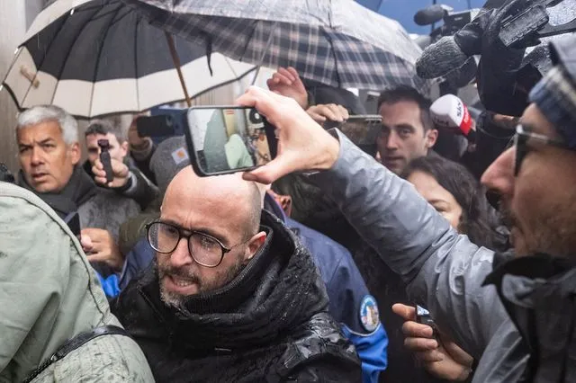 Φωτιά στο Κραν Μοντανά: Αποδοκιμασίες στην εισαγγελία από συγγενείς θυμάτων