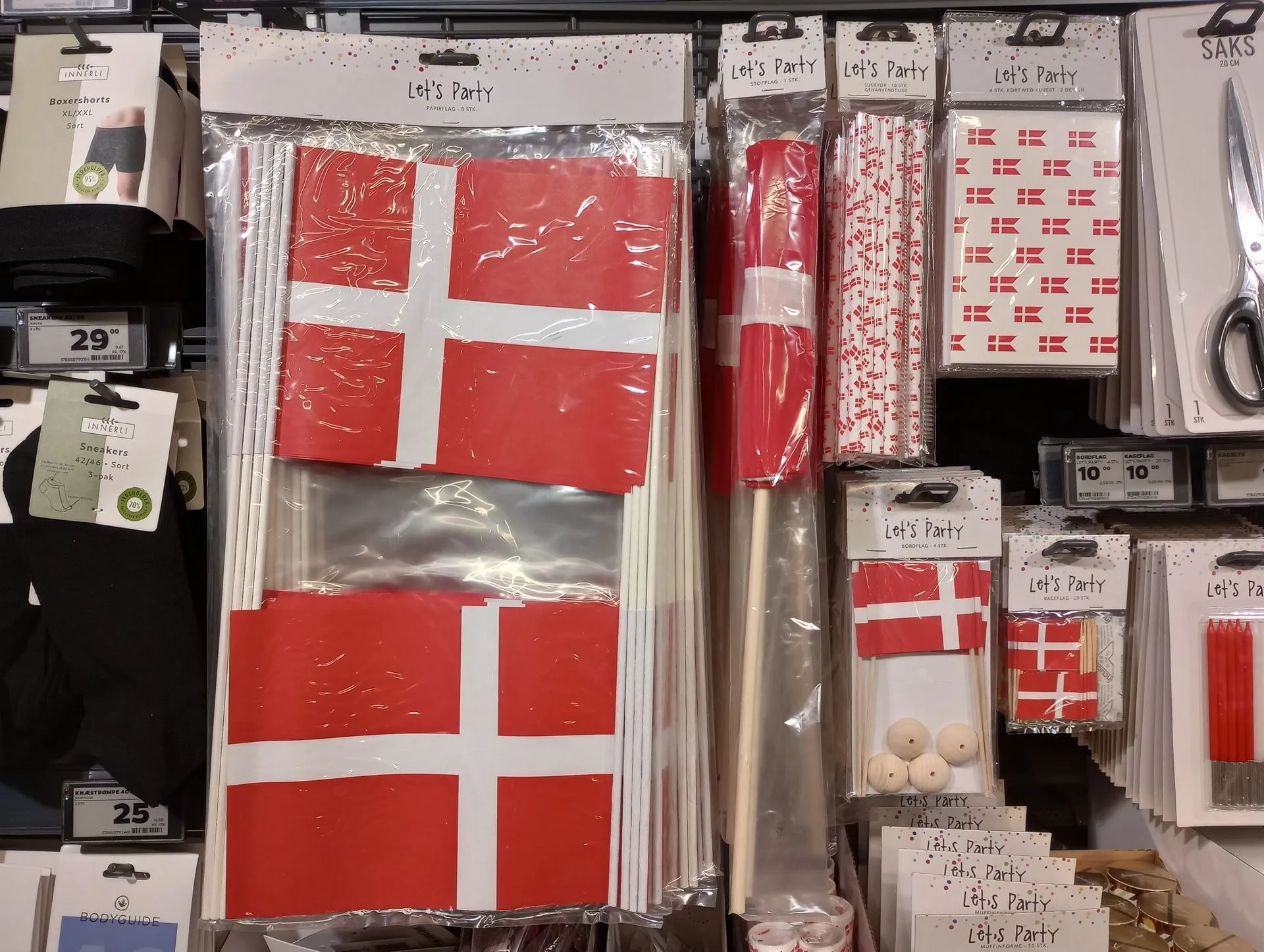 Οι Δανέζικες σημαίες έχουν γίνει ανάρπαστες τις τελευταίες εβδομάδες