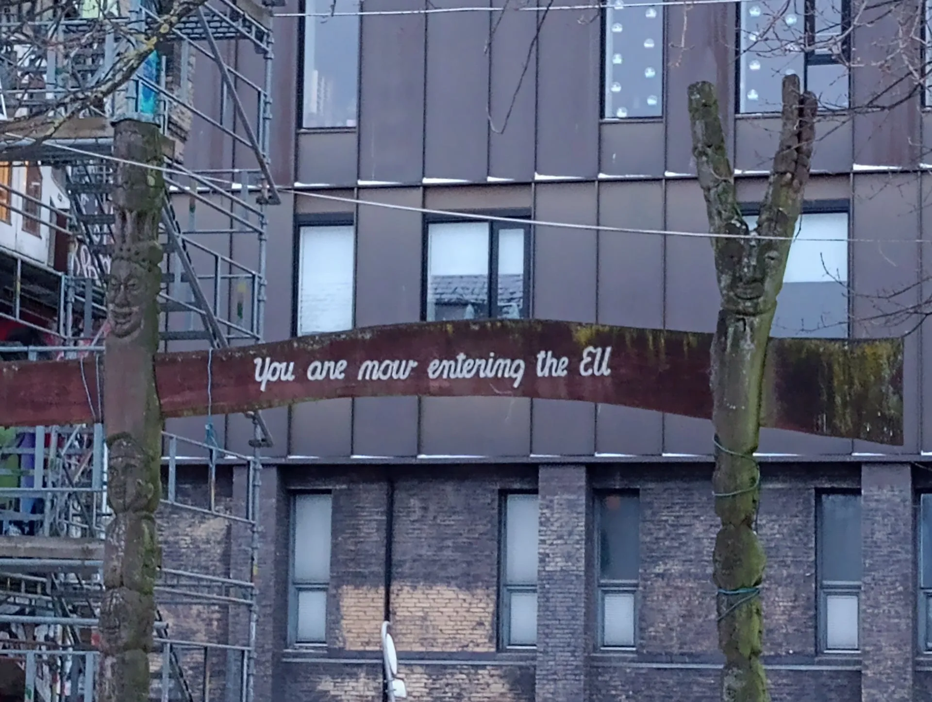 Φώτο 5. Η περίφημη ταμπέλα στην έξοδο της κοινότητας