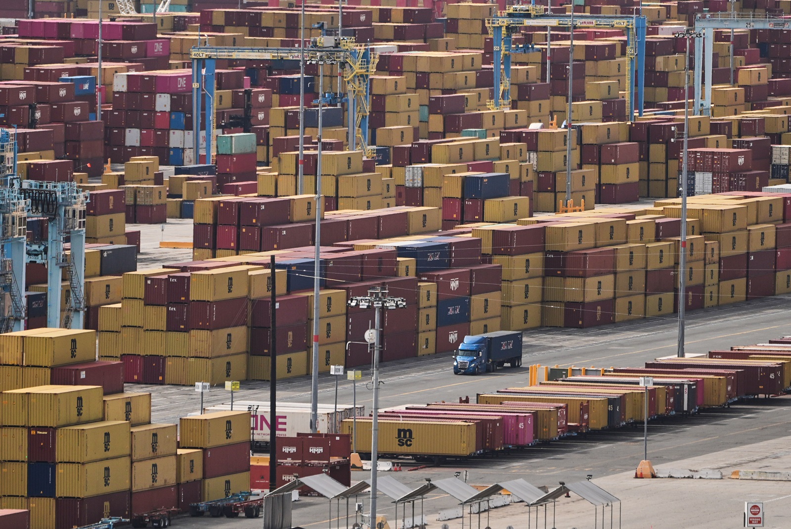 Οι ΗΠΑ επέβαλαν επιπρόσθετους δασμούς 50% σε καναδικά προϊόντα