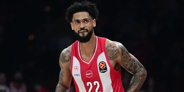 Ολυμπιακός: Διάστρεμμα ο Τάιλερ Ντόρσεϊ – Με 10+1 οι ερυθρόλευκοι στη Θεσσαλονίκη