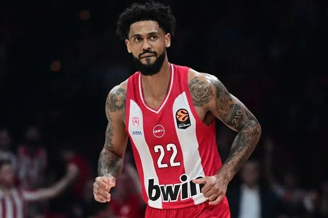 Ολυμπιακός: Διάστρεμμα ο Τάιλερ Ντόρσεϊ – Με 10+1 οι ερυθρόλευκοι στη Θεσσαλονίκη