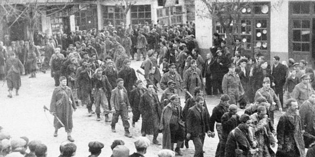 Συλληφθέντες Έλληνες αντάρτες την περίοδο του Εμφυλίου στη βόρεια Ελλάδα (φωτογραφία αρχείου)