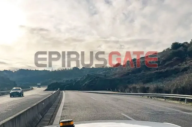 Κατολίσθηση στην Ιόνια Οδό – Κλειστή και στα δύο ρεύματα κυκλοφορίας