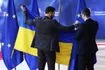 Η σημαία της Ουκρανίας ετοιμάζεται να κρεμαστεί ανάμεσα σε εκείνες της Ευρωπαϊκής Ένωσης