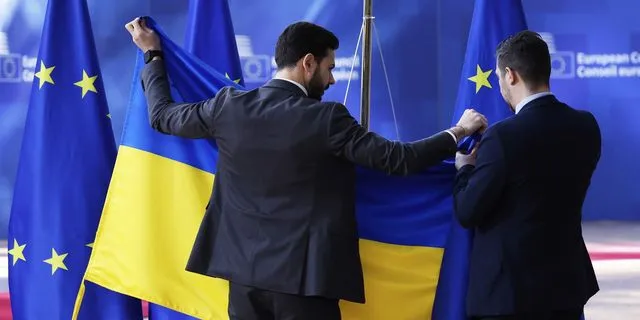 Η σημαία της Ουκρανίας ετοιμάζεται να κρεμαστεί ανάμεσα σε εκείνες της Ευρωπαϊκής Ένωσης