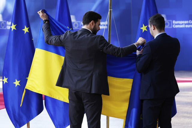 Η σημαία της Ουκρανίας ετοιμάζεται να κρεμαστεί ανάμεσα σε εκείνες της Ευρωπαϊκής Ένωσης