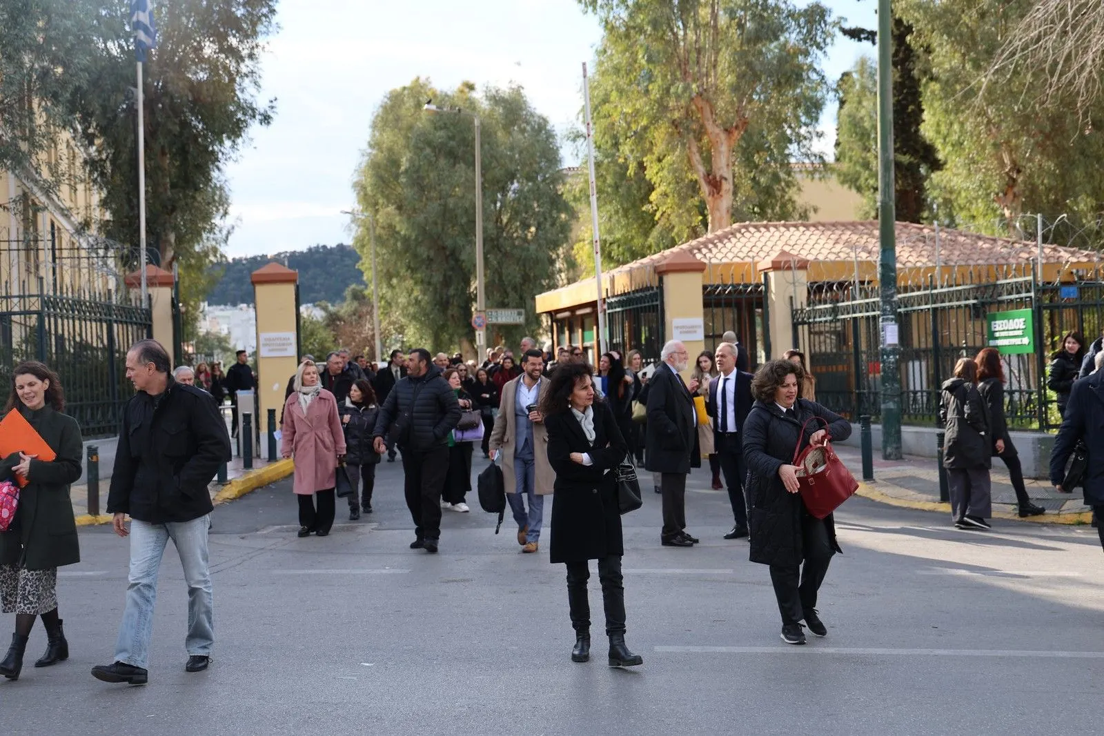 Κόσμος έξω από τα δικαστήρια της οδού Ευελπίδων