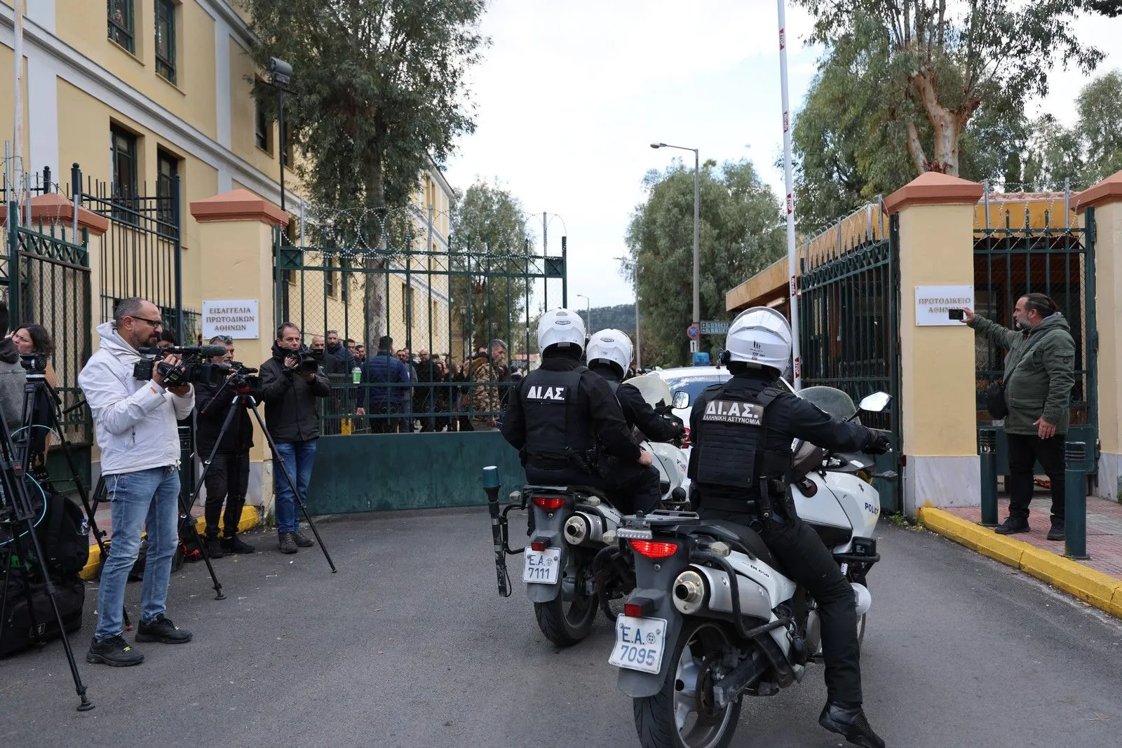 Κόσμος έξω από τα δικαστήρια της οδού Ευελπίδων