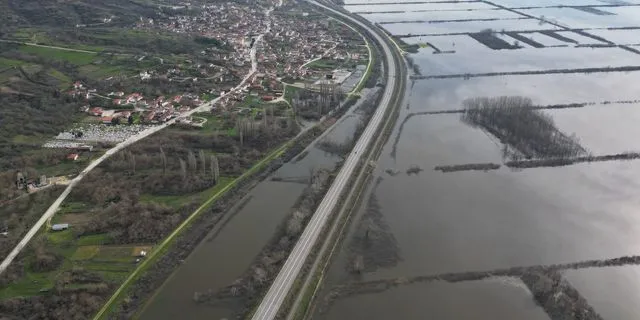 Φωτογραφία τραβηγμένη με drone που εικονίζει πλημμυρισμένη έκταση σε περιοχή του Έβρου