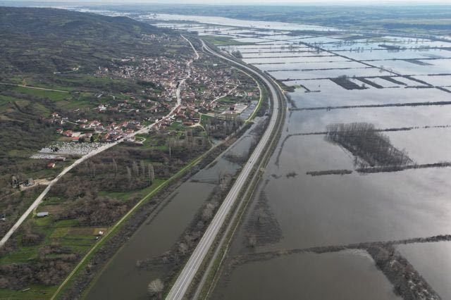 Φωτογραφία τραβηγμένη με drone που εικονίζει πλημμυρισμένη έκταση σε περιοχή του Έβρου