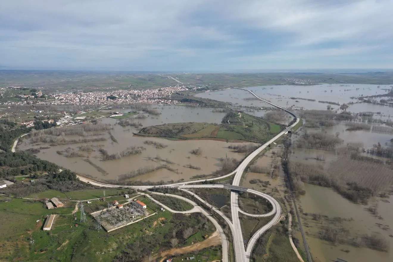 Φωτογραφία τραβηγμένη με drone που εικονίζει πλημμυρισμένη έκταση σε περιοχή του Έβρου