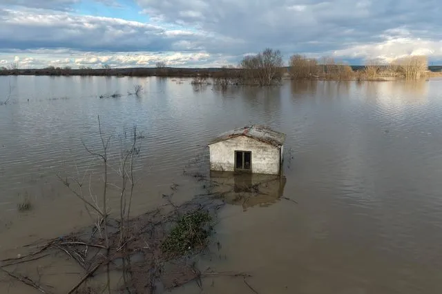 Έβρος: Πλημμύρισαν εκατοντάδες χιλιάδες στρέμματα γης – Στα 7 μέτρα η στάθμη του νερού