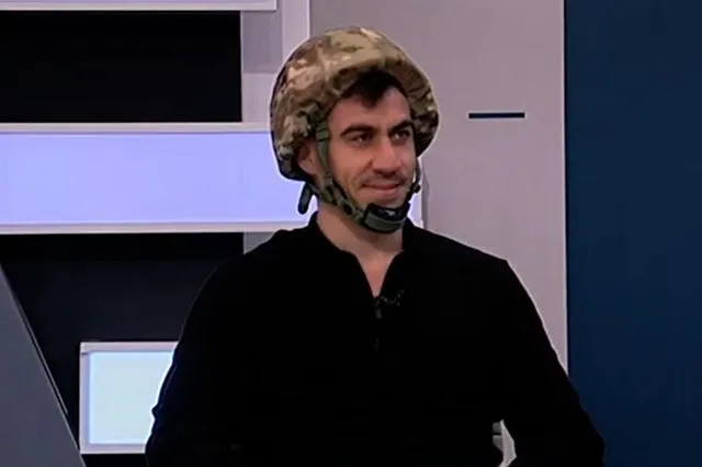 Φειδίας: Φορώντας κράνος ανακοίνωσε την υποψηφιότητά του στις βουλευτικές εκλογές της Κύπρου