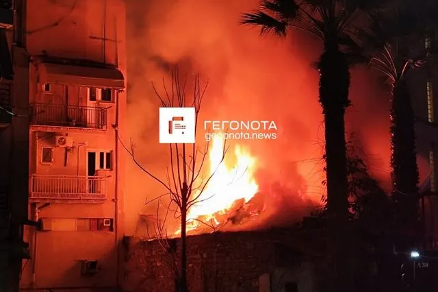 Φωτιά σε κτίριο στον Βόλο