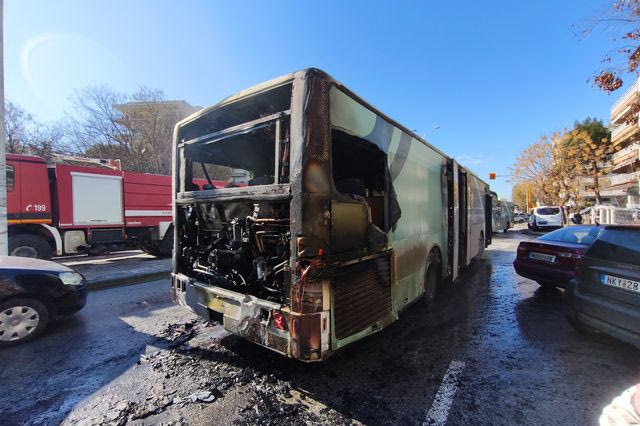 Θεσσαλονίκη: Λεωφορείο πήρε φωτιά εν κινήσει – Σώοι επιβάτες και οδηγός