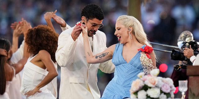 Super Bowl: Η εντυπωσιακή εμφάνιση της Lady Gaga και ο χορός με τον Bad Bunny