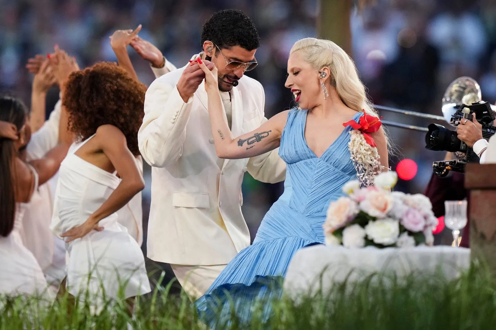 Super Bowl: Η εντυπωσιακή εμφάνιση της Lady Gaga και ο χορός με τον Bad Bunny