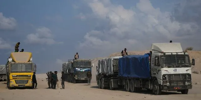 Φορτηγά με ανθρωπιστική βοήθεια για τη Γάζα