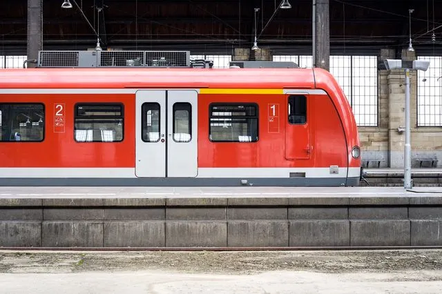 Γερμανία: Στη φυλακή ο 26χρονος που ξυλοκόπησε μέχρι θανάτου ελεγκτή τρένου – Οργή για την επίθεση