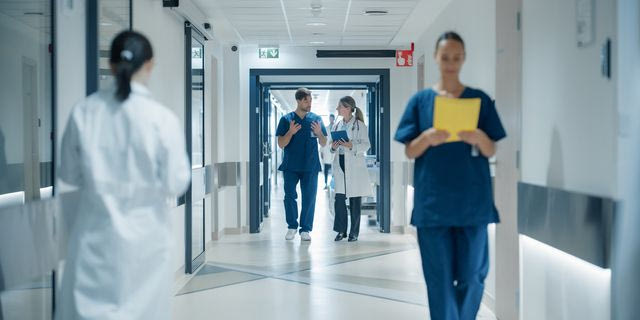 Ειδικευόμενοι γιατροί: Γιατί είναι ωρολογιακή βόμβα για το ΕΣΥ