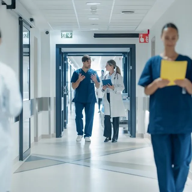 Ειδικευόμενοι γιατροί: Γιατί είναι ωρολογιακή βόμβα για το ΕΣΥ