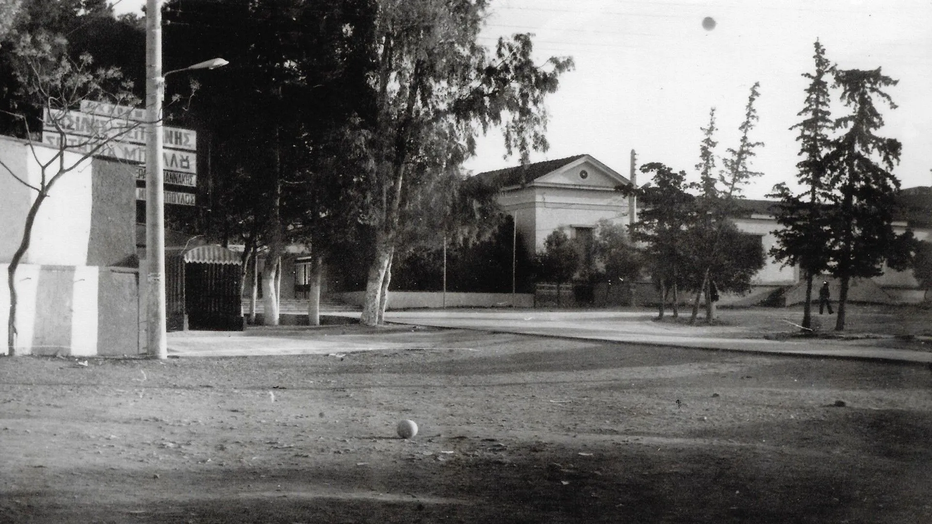 Παίζοντας μπάλα για τους 200 και το Σκοπευτήριο της Καισαριανής