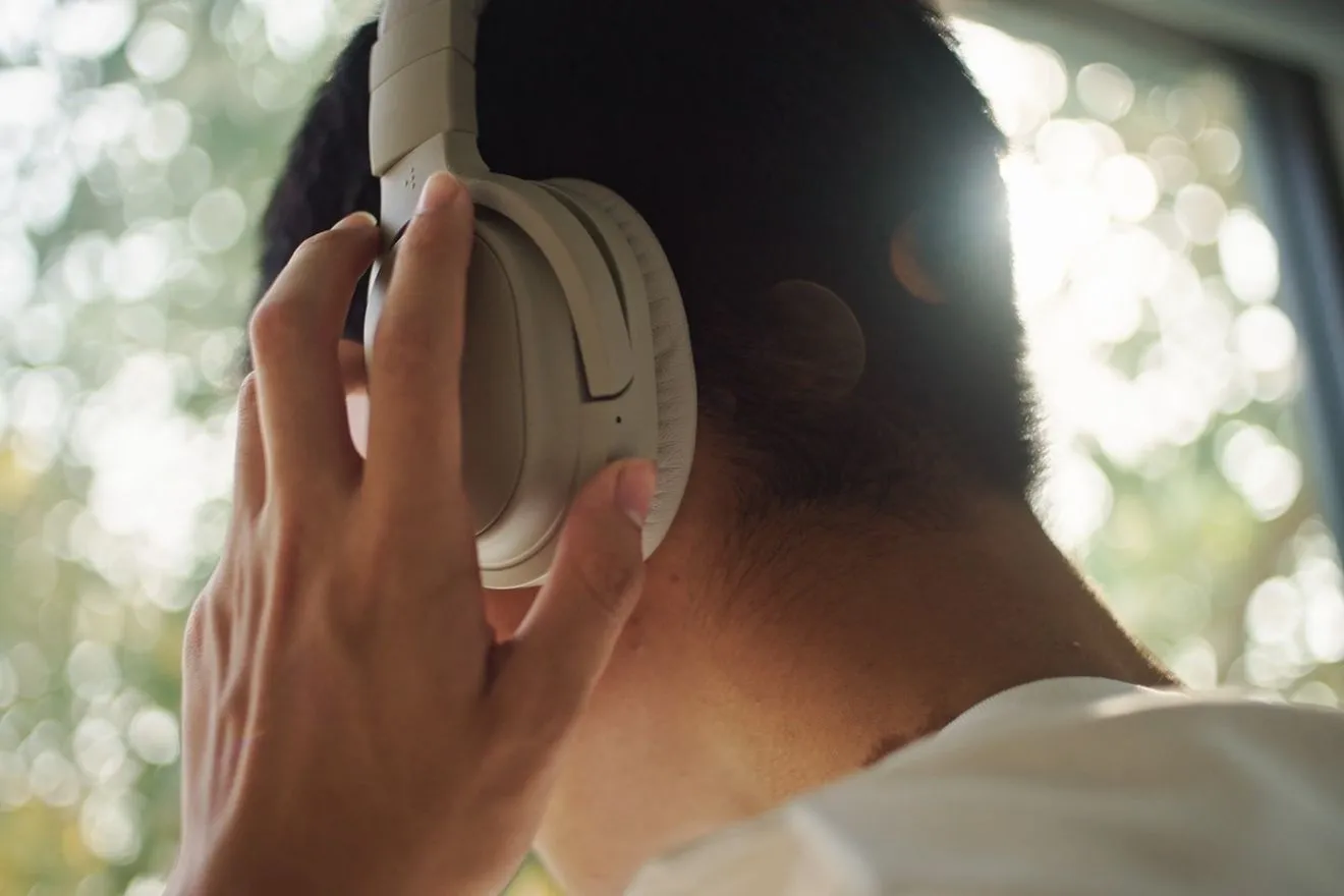 “Tα ακουστικά σε κάνουν ομοφυλόφιλο” – Η ανάρτηση influencer, οπαδού του MAGA