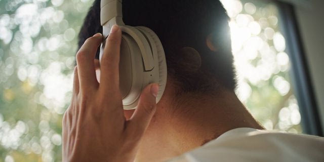 “Tα ακουστικά σε κάνουν ομοφυλόφιλο” – Η ανάρτηση influencer, οπαδού του MAGA