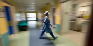 Καταρρίπτουμε 3 fake news για τις αμβλώσεις στα δημόσια νοσοκομεία