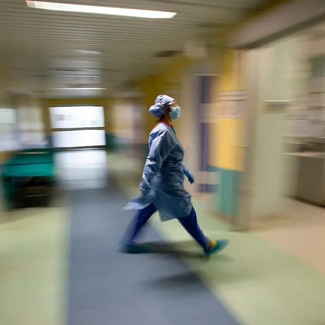 Καταρρίπτουμε 3 fake news για τις αμβλώσεις στα δημόσια νοσοκομεία