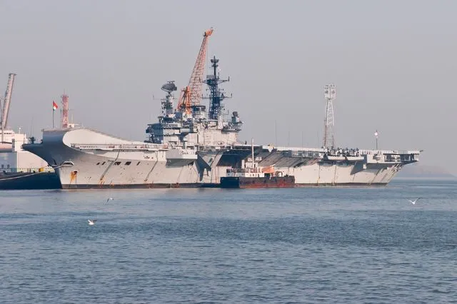 Το γαλλικό αεροπλανοφόρο “Σαρλ ντε Γκωλ” και η συνοδεία του στον Βόρειο Ατλαντικό