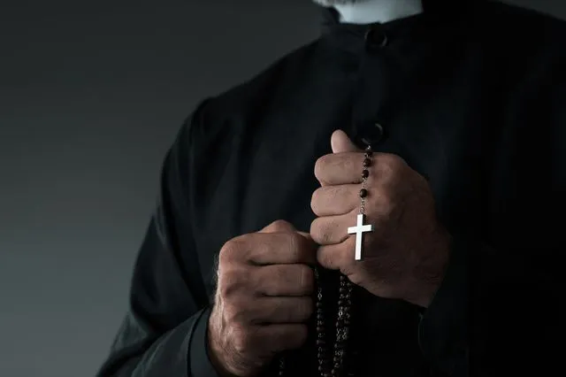 Δανός πάστορας συνέκρινε την κατοχή φωτογραφιών παιδικής πορνογραφίας με μια “συλλογή από γραμματόσημα”