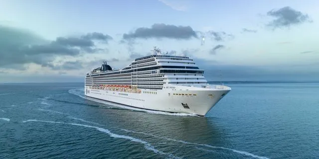 Ακυβέρνητο κρουαζιερόπλοιο στο λιμάνι του Πειραιά