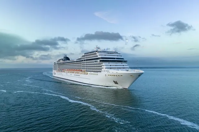 Ακυβέρνητο κρουαζιερόπλοιο στο λιμάνι του Πειραιά