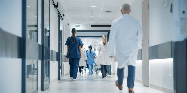 Μαφία χρησιμοποίησε νοσοκομείο της Νάπολης για απάτες και παράνομη μεταφορά πτωμάτων