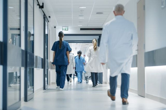 Μαφία χρησιμοποίησε νοσοκομείο της Νάπολης για απάτες και παράνομη μεταφορά πτωμάτων