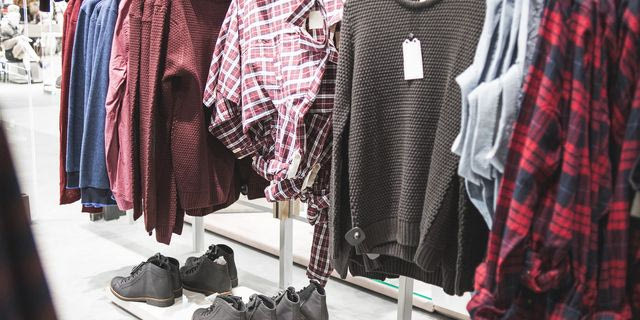 ΕΕ: Θα απαγορεύσει σε εταιρείες την καταστροφή απούλητων ρούχων