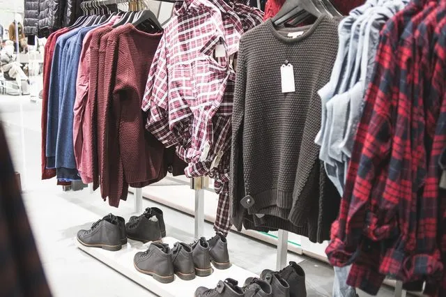 ΕΕ: Θα απαγορεύσει σε εταιρείες την καταστροφή απούλητων ρούχων