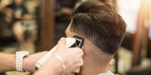 Πύλος: Ξυλοκόπησε με γκλοπ τον κομμωτή του, επειδή δεν του άρεσε το κούρεμα