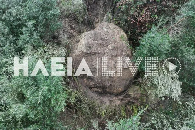 Βράχος 40 τόνων απειλεί κατοικίες στο Κατάκολο – Τον συγκρατεί ελιά