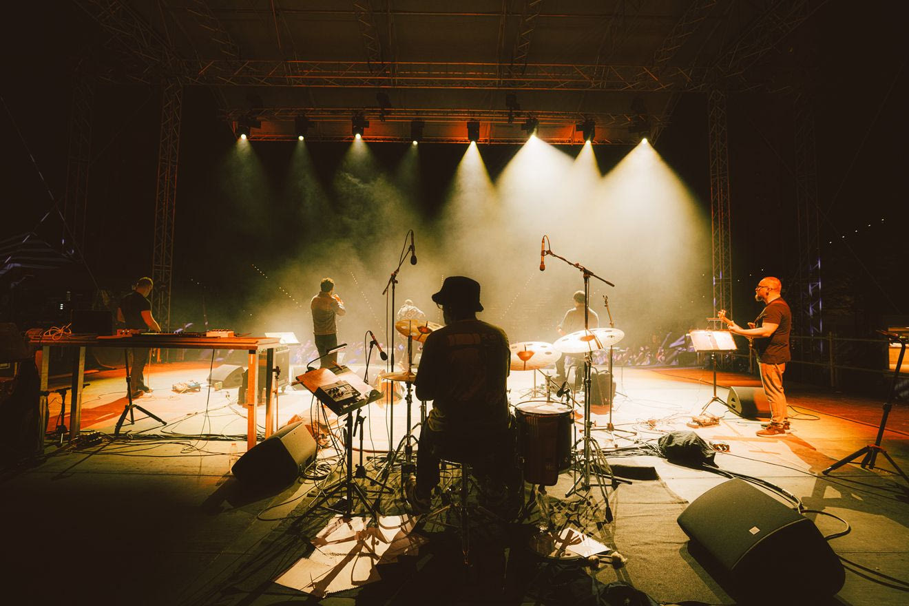 Πείτε το jazz, πείτε το hip hop, οι iota “το κάνουν ακόμα γιατί τους καίει”