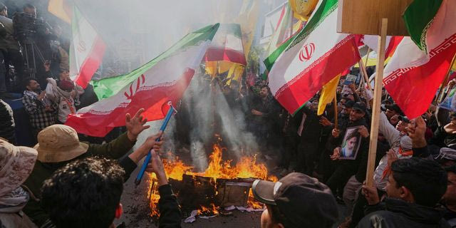 Διαδηλωτές στο Ιράν καίνε σημαίες των ΗΠΑ και του Ισραήλ