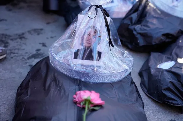 Χορός και μουσική αντί πένθους στις κηδείες των διαδηλωτών του Ιράν