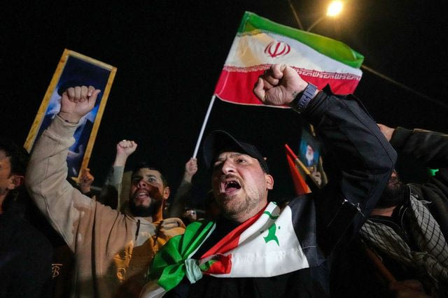 Επευφημίες στην Τεχεράνη μετά τις πληροφορίες ότι ο Χαμενεΐ σκοτώθηκε