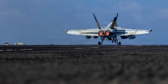 Ο Τραμπ στέλνει δύναμη πυρός στη Μέση Ανατολή, αλλά δεν ανοίγει τα χαρτιά του για το Ιράν