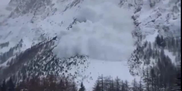Τεράστια χιονοστιβάδα “κατάπιε” δεκάδες σκιέρ στην Ιταλία – Βίντεο