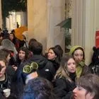 Απεργιακή κινητοποίηση ηθοποιών παρά τη βροχή – “Χωρίς εμάς θέατρο δε γίνεται”